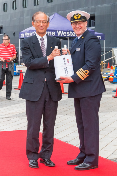 望月前副会長はウェステルダムの船長に清水の地酒を贈呈。Vice-Chairman Mochizuki gives the captain of the Westerdam bottles of local sake from Shimizu (Oct. 16, 2018)