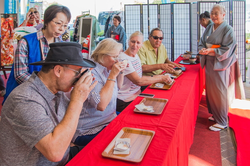 乗船客はお茶会体験ができます。Passengers trying tea ceremony (Sept. 25, 2017)