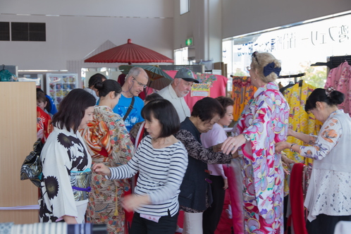 ボランティアが乗船客に着物を着付けます。Volunteers help passengers dress up in kimono (April 13, 2018)