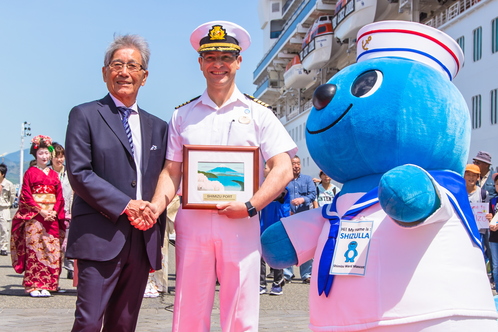 望月前会長とゴールデン・プリンセスの船長、清水区のマスコット「シズラ」。Chairman Mochizuki with the captain of the Golden Princess and Shimizu Ward Mascot Shizulla (April 26, 2018)