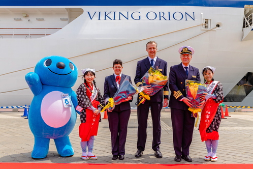 バイキング・オリオンの乗員と清水区マスコット「シズラ」、茶娘のみなさん。Officers of the Viking Orion with Shimizu Ward mascot Shizulla and the city's Tea-Picking Girls (May 3, 2019)