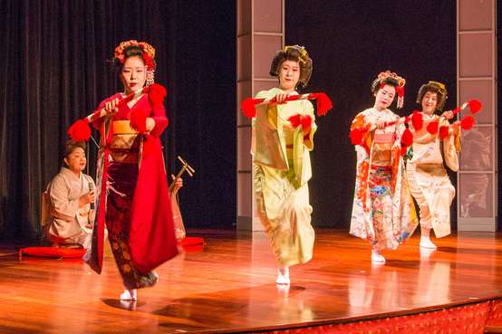 清水芸妓のみなさんが船内ステージで演奏中。The Shimizu Geigi perform in a ship's theater (Oct. 5, 2016)