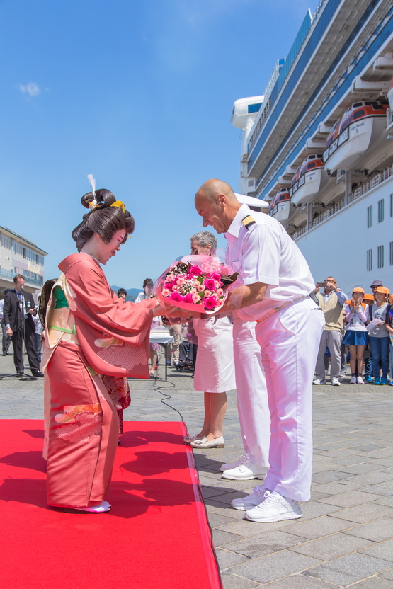清水芸妓のみなさんがゴールデン・プリンセスの乗員に花束を贈呈しています。Shimizu Geigi geishas give flower bouquets to officers on the Golden Princess (April 26, 2018)
