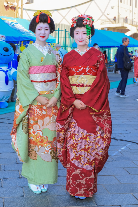 清水芸妓の舞妓（左）福太郎さんと（右）桜子さん。Two maiko of Shimizu Geigi: Fukutaro (L) and Sakurako (R) (Oct. 18, 2018)