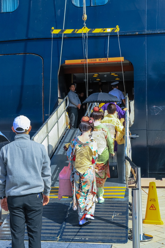 清水芸妓のみなさんがショーのため乗船中。Members of Shimizu Geigi boarding a ship for a show (Oct. 18, 2018)