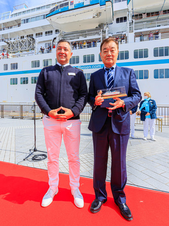 2023年３月１日、コロナ明け初めて我が国へ寄港した外国客船「アマデア」歓迎式典にて、山田会長と船長