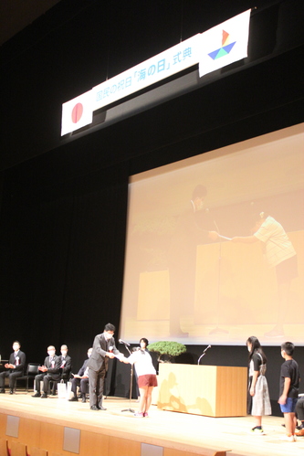 小学生に表彰状を贈呈している塩原本部長 Director Shiohara awarding a student